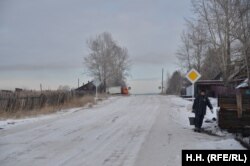 Жительница Букачачи несет воду себе домой