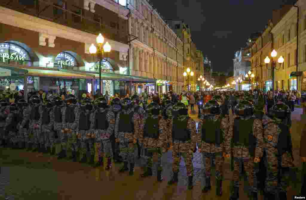 На Арбате людей выпускают из оцепления, где их ждут задержания, полицейские выискивают конкретных людей, которые выкрикивают антивоенные лозунги